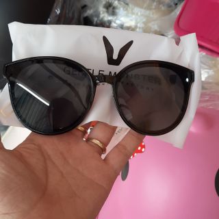 Kính v mắt mèo đuôi sắt