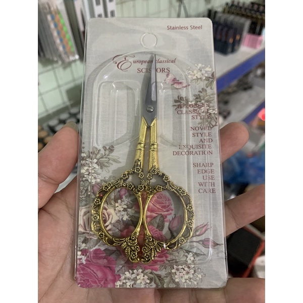 kéo cắt fom móng úp hoa văn