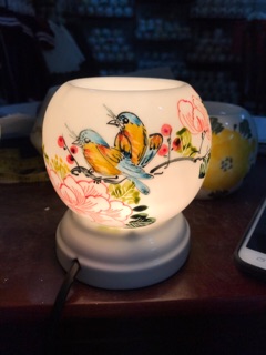 Combo 1 đèn xông tinh dầu size bé + 3 tinh dầu ( chọn mùi) tặng kèm 1 bóng dự phòng