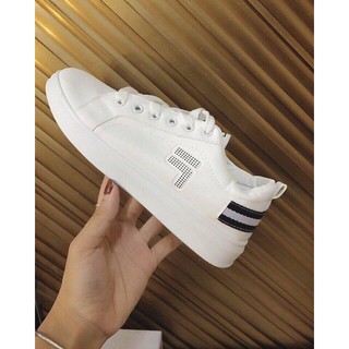 Giày sneaker fila gót đen trắng siêu đẹp có cả nam và nữ