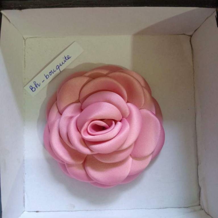 Tag cài áo hoa bằng vải lụa có ghim cài ở sau Bh