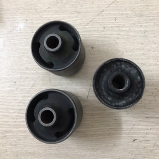 Cao su sắt bắt thanh giằng dọc Daewoo Matiz 1,2 , Chery QQ3 Giá bán tính :  1bộ ( 3 quả ) .