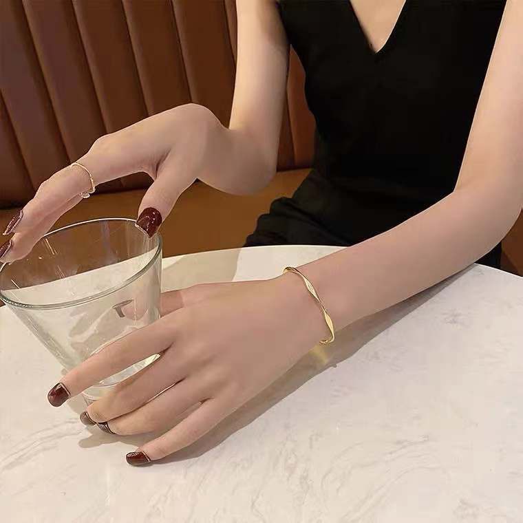 Vòng Tay Thiết Kế Xoắn Thời Trang Cho Nam Và Nữ