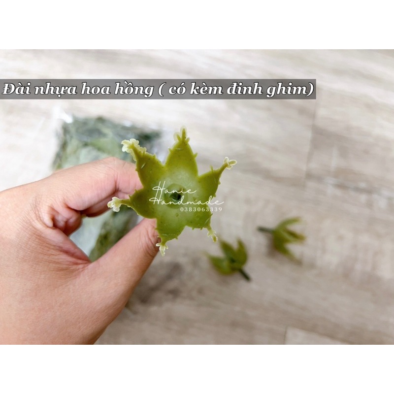 Đài hoa hồng bằng nhựa