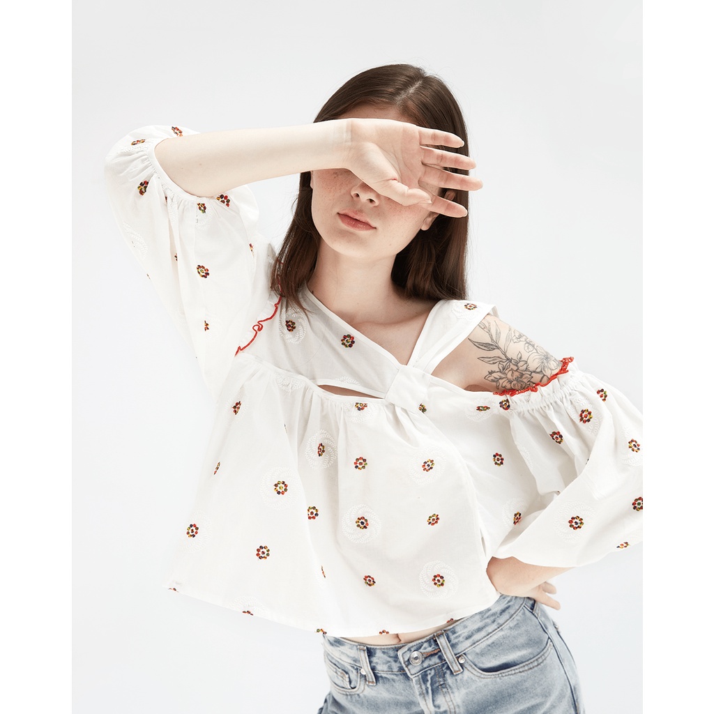 TheBlueTshirt - Áo Kiểu Nữ Tay Phồng Đan Vai Hoạ Tiết Hoa Nhí Màu Đỏ - Freya Top - Red Daisy