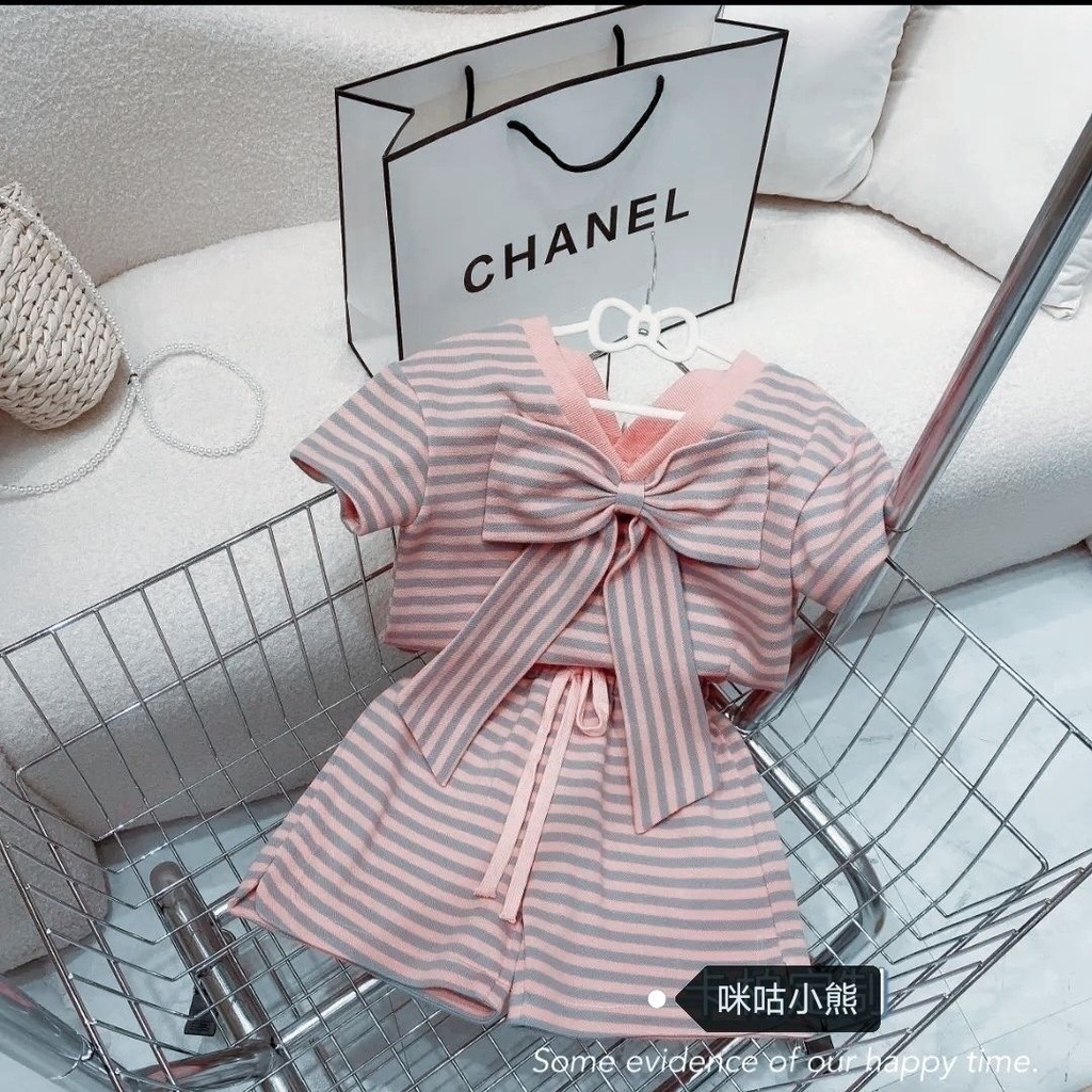 Set Áo Thun Ngắn Tay Cổ Chữ v Và Quần Short Ống Rộng Họa Tiết Kẻ Sọc Phong Cách Hàn Quốc Thời Trang Mùa Hè Cho Bé Gái