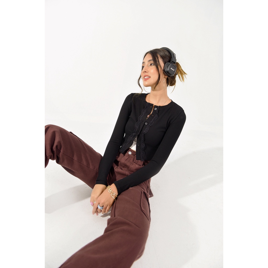 Áo croptop thun gân dài tay phối khuy trước viền ren Cardigan Mia Ritta A2093