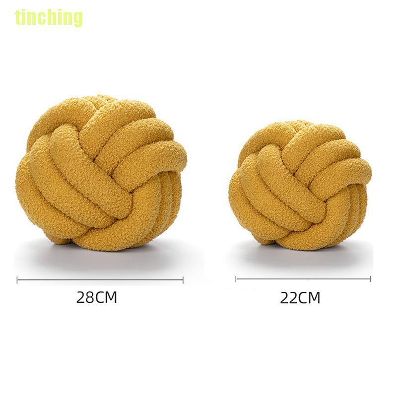 Gối nhung mềm thắt nút đính bóng lông cừu thời trang