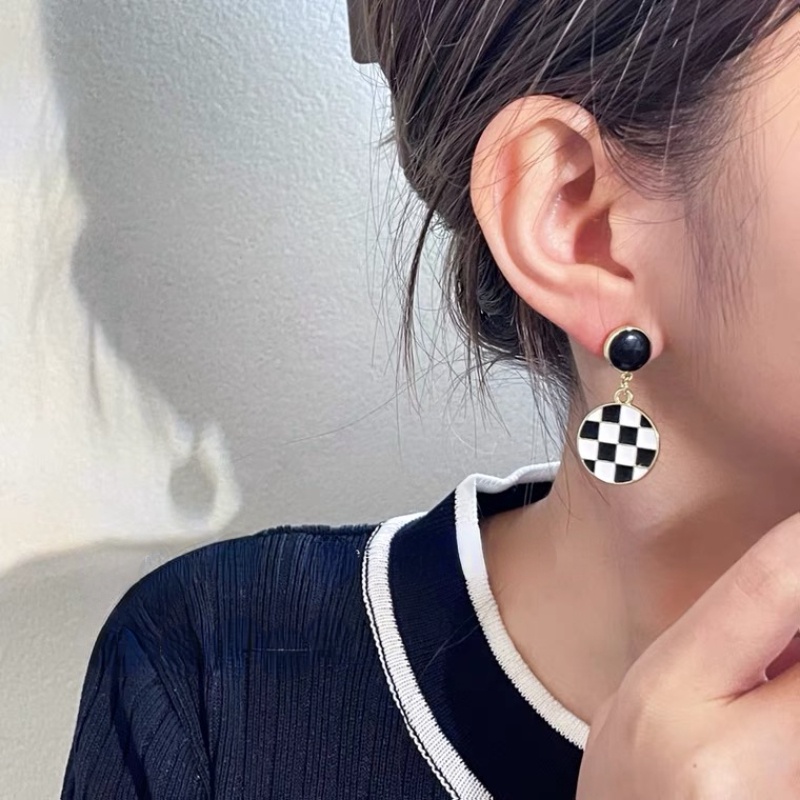 Bông Tai Mặt Hình Bảng Đen Trắng Phong Cách Hàn Quốc Thanh Lịch
