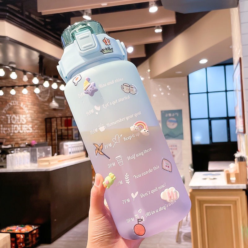 【free stickers】Bình Đựng Nước Dễ Thương Có Vạch Báo Giờ Uống Nước Bình nước 2 lít , bình đựng nước nhựa 2L có ống hút bình uống nước cho bé có ống hút