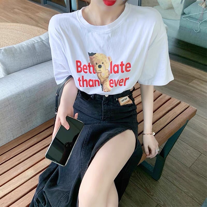 Chân váy bò jeans dáng dài cho nữ xẻ tà 1 bên lưng cao + áo phông gấu ngắn tay
