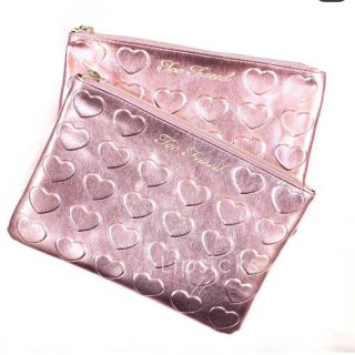 Túi đựng makeup từ hãng Too Faced (Skinny Dip Makeup Bag) và MAC (Shiny Pretty Things Makeup Bag)