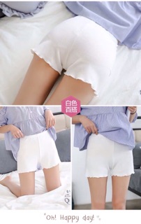Quần mặc trong váy trắng, đen