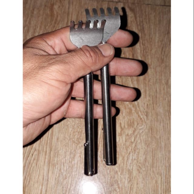 Một dụng cụ gãy lưng bằng inox kéo dài 60cm