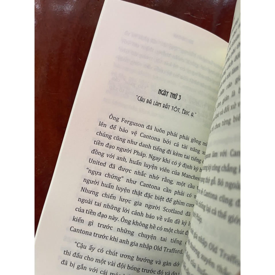Sách - Từ Cú Kung-Fu Của &quot;King&quot; Eric Cantona Đến Sự Hình Thành Kỷ Nguyên Manchester United – Daniel Storey -THBooks
