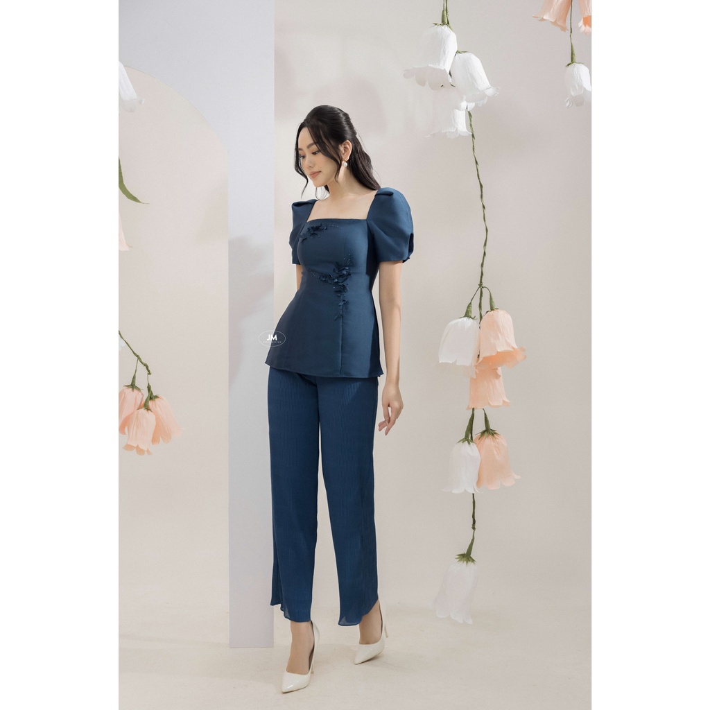 Áo cách tân JM cổ vuông xẻ tà đính 2M04.2112TT