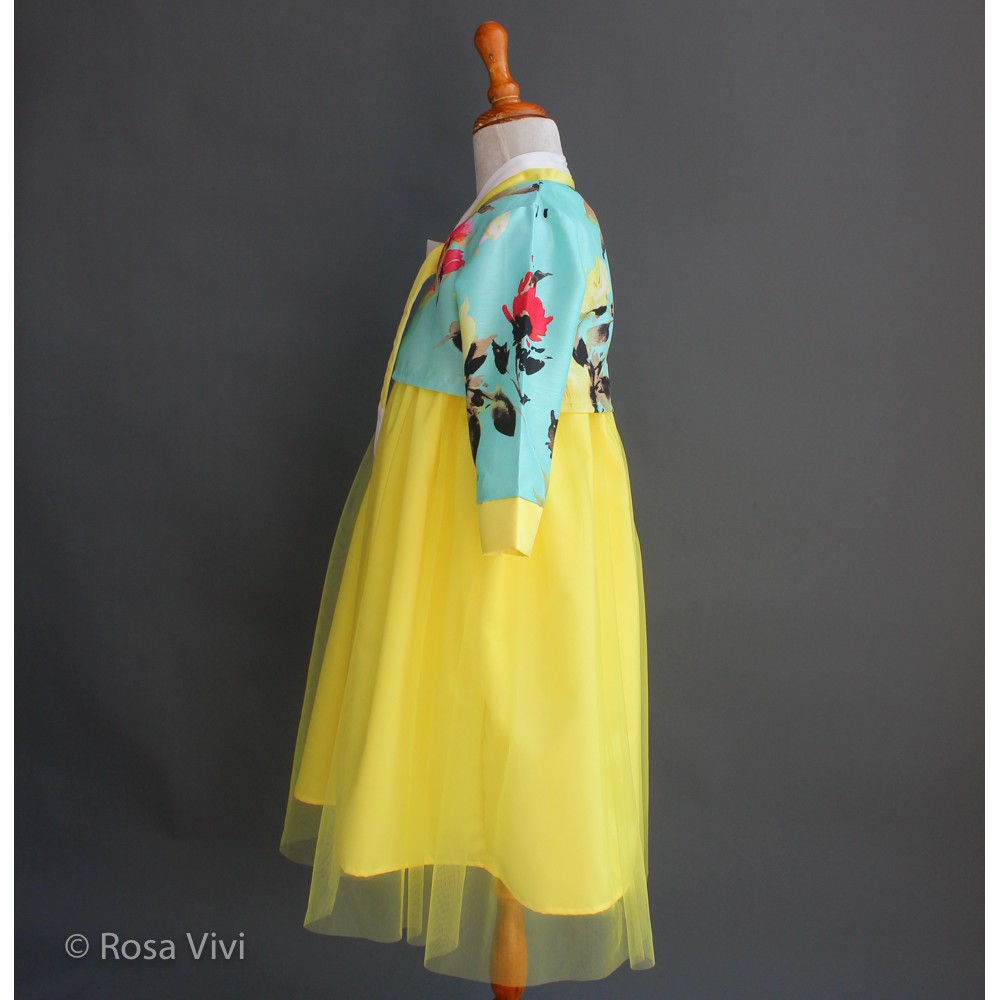 Đầm Hanbok thiết kế kèm áo khoác cho bé gái