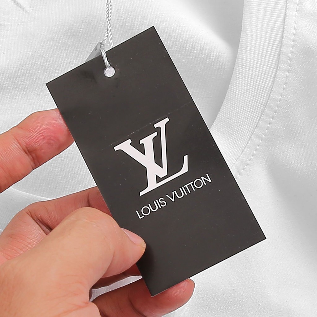 Áo phông dài tay in logo LV cùng nhiều hoạt tiết áo, chất liệu 100% cotton với 2 màu áo đen và trắng | BigBuy360 - bigbuy360.vn