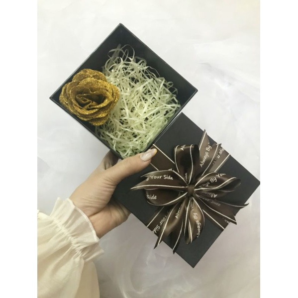 Hộp đựng quà tặng kèm hoa nhũ +giấy rơm.