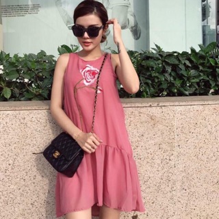 Đầm sát nách form suông đuôi xoè thêu hoa