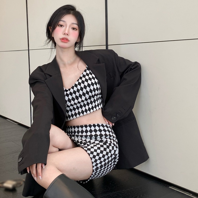 Bộ áo croptop 2 dây và chân váy ngắn xẻ tà quyến rũ dành cho bạn nữ