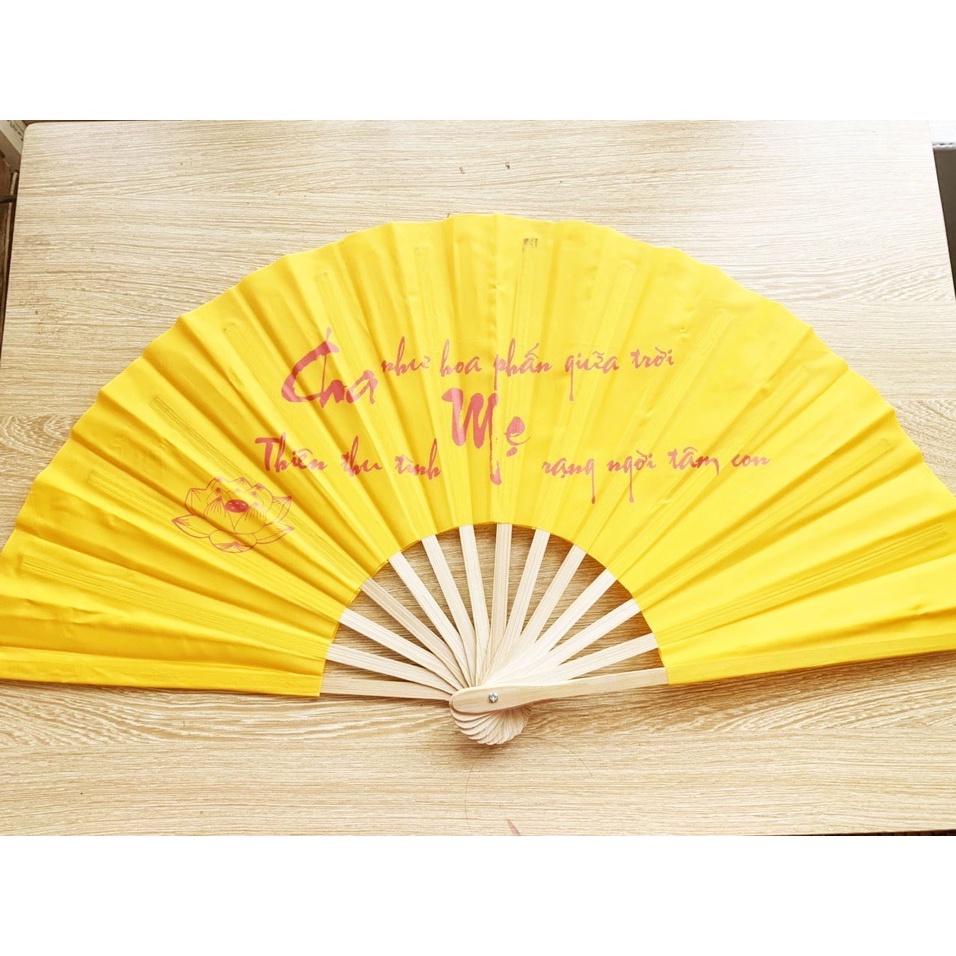 Quạt vải lụa xếp,viết chữ thư pháp truyền thống Việt Nam dài 32cm (màu vàng)