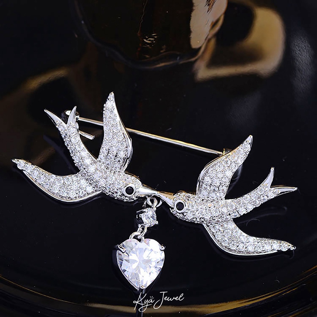 Cài áo Kya Jewel đôi chim én ngậm đá cz