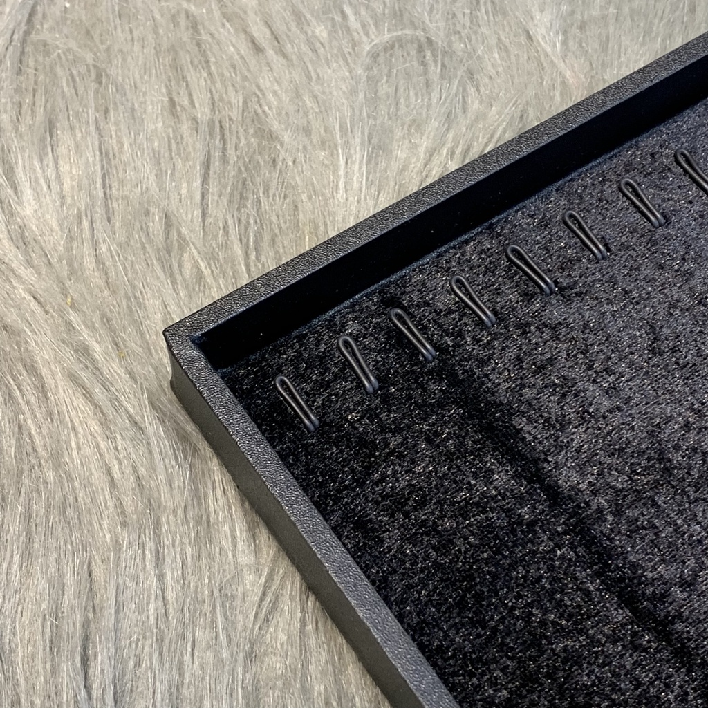 Khay Trưng Bày Dây Chuyền Có Móc Treo Vải Nhung Lụa Size 35x27x2cm (Không nắp)