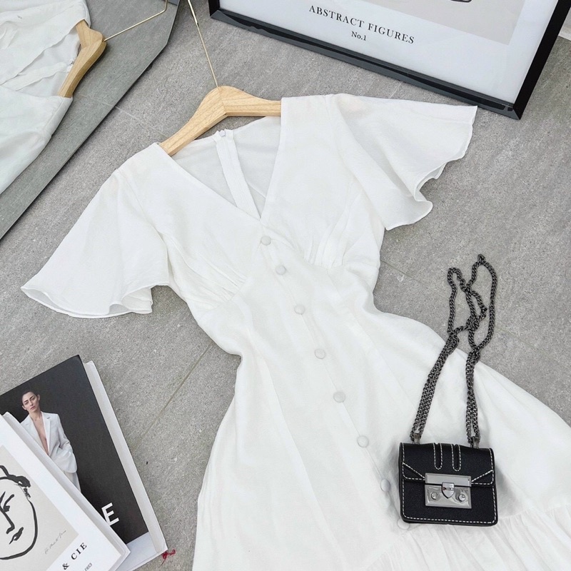 MAXI TRẮNG CỔ V PHỐI NÚT ĐUÔI CÁ