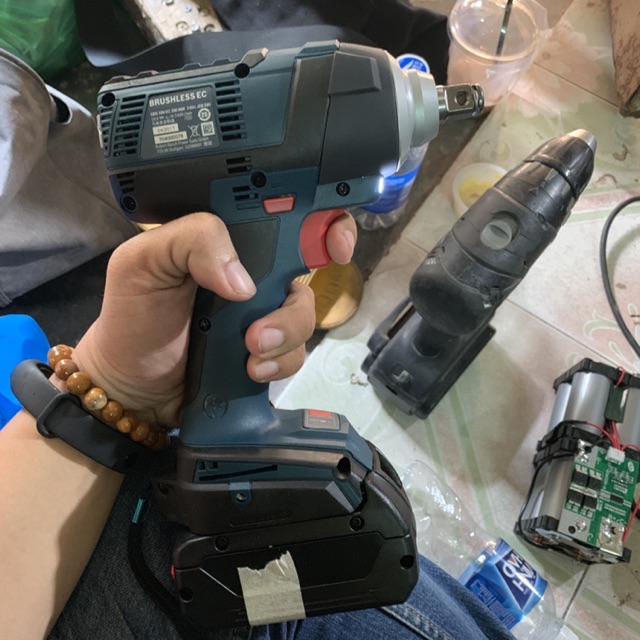 6789 Máy bắn bulong bosch 18v lực 300Nm
