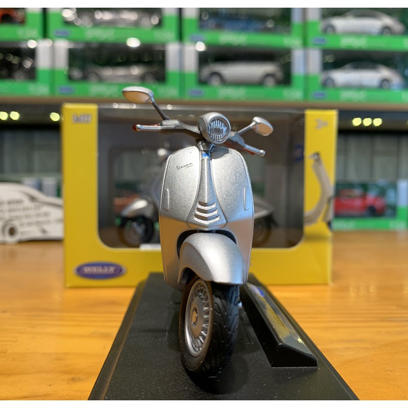 Mô hình trưng bày xe máy Vespa 946 2014 tỉ lệ 1:18 hãng Maisto