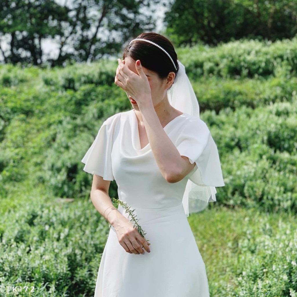 Đầm trắng xòe cổ đổ tay loe