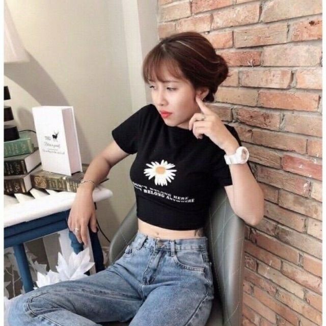 Áo croptop cổ tròn thêu hoa cúc.