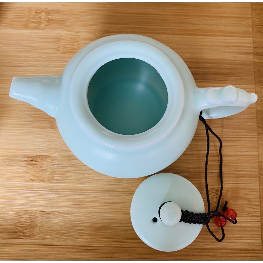 Bộ Ấm Chén Cao Cấp pha trà bằng gốm sứ có kèm hộp. Ấm dung tích 160ml, Thích hơp đi du lịch dã ngoại, du lịch