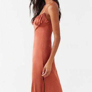 Đầm lụa satin 2 dây xẻ tà F21