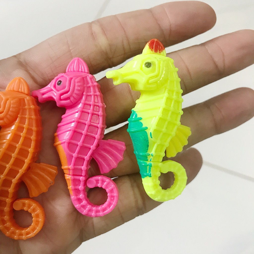 CON CÁ NGỰA GIẢ ĐỦ MÀU TRANG TRÍ HỒ CÁ NON BỘ SIZE 7CM