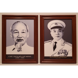 Cặp ảnh in dầu đen trắng chân dung Bác Hồ & Bác Giáp (KT38*51cm)