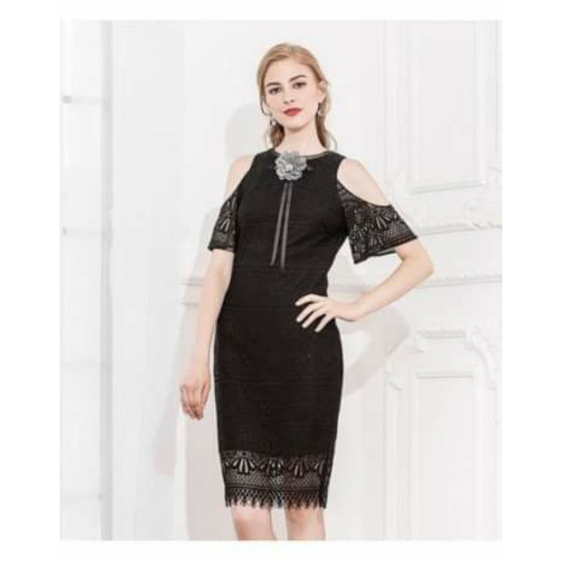 Đầm ren ôm hở vai
