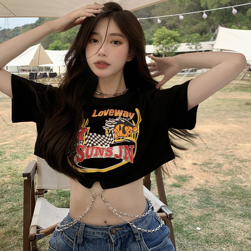 Áo Thun Croptop Màu Đen Dáng Rộng Phối Dây Xích Cá Tính Dành Cho Nữ