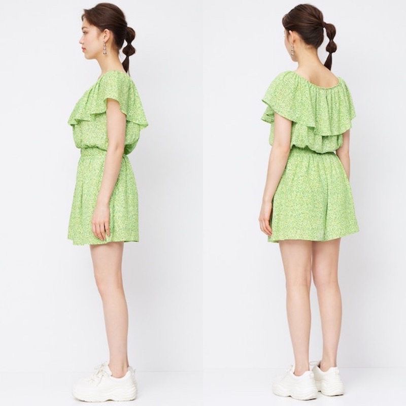 Bộ jumpsuit nữ quần shorts và áo bánh bèo hoa nhí dễ thương của GU - Nhật