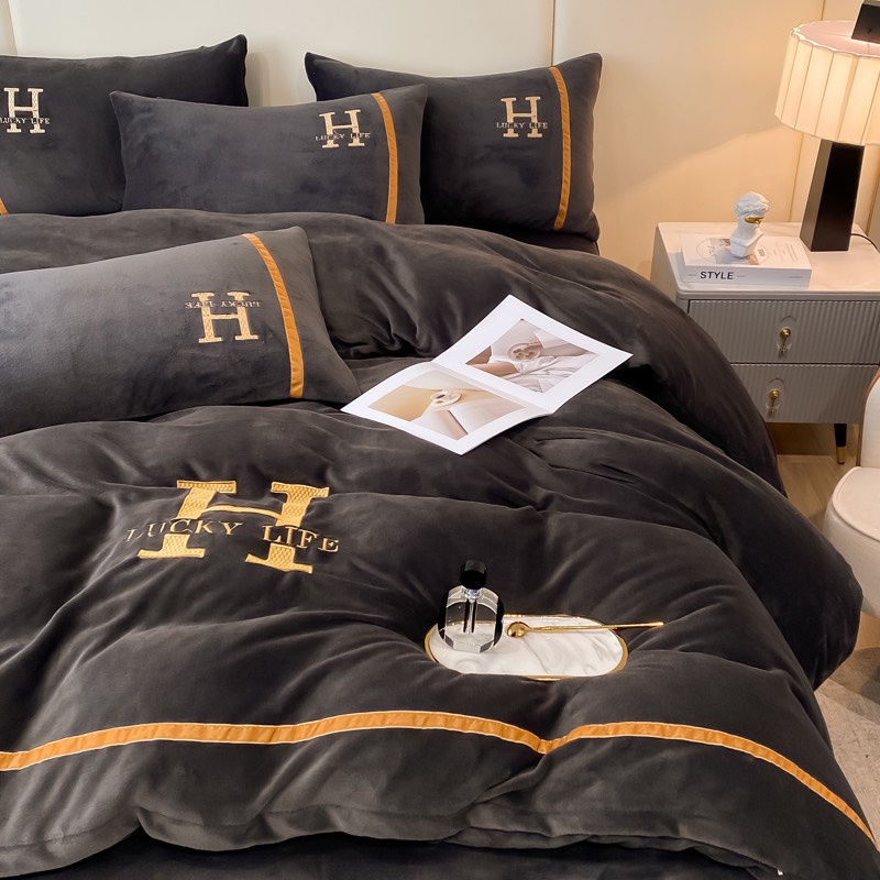 Bộ chăn ga gối nỉ nhung thương hiệu chữ H sang trọng, Chất nỉ dầy dặn không phai mầu xổ lông, làm ấm nhanh sẵn hàng