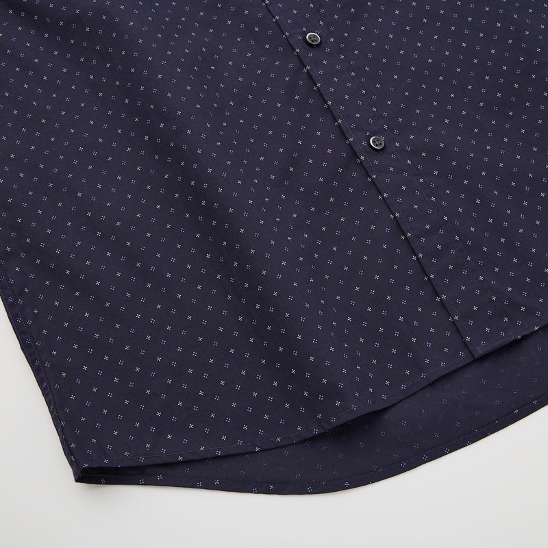 Áo sơ mi dài tay chấm sao thời trang, thanh lịch của UNIQLO