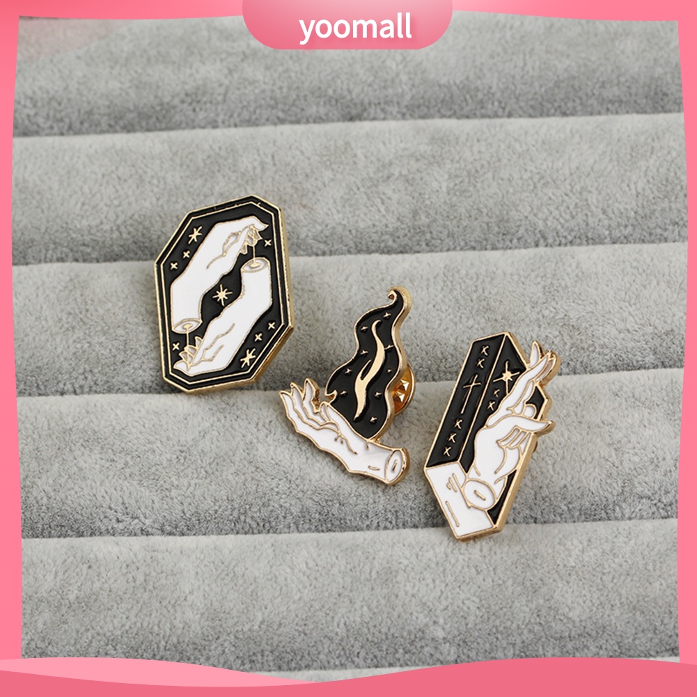 Ghim cài áo hình bàn tay tắc kè độc đáo