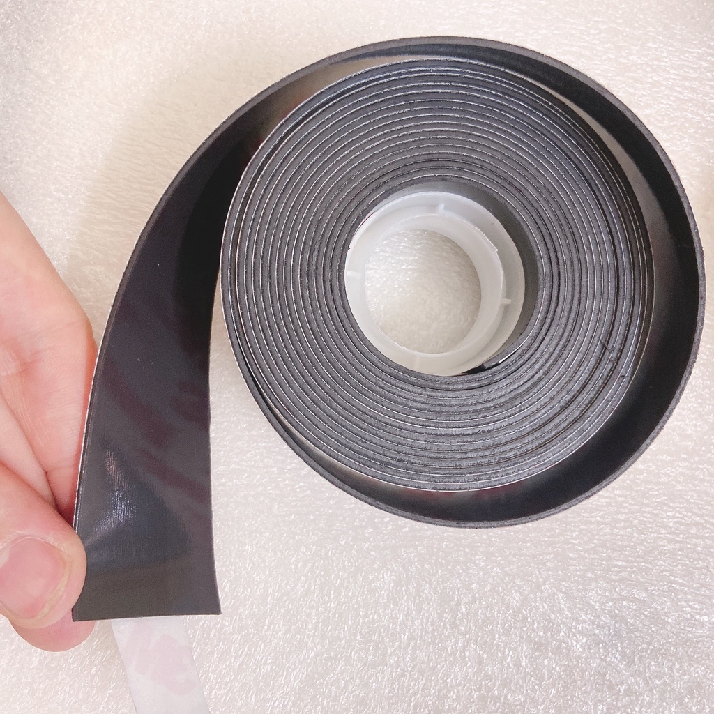Nam châm dẻo có băng keo 3M cuộn dài  3mx2.5cmx1.2mm làm bảng tên, ghi thông tin lên bảng từ, tủ lạnh, rèm cửa sổ