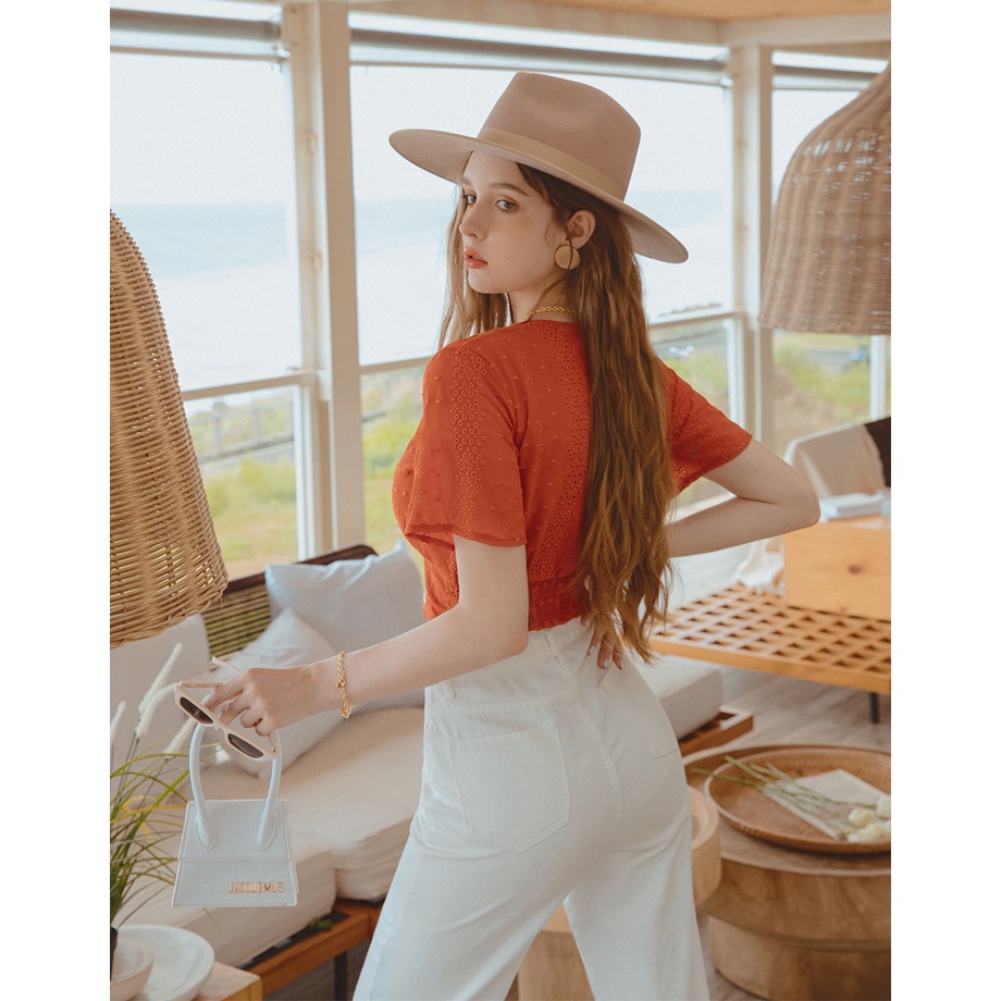 Áo croptop cổ V chéo thêu hoa nổi nữ Air Space 2130121008