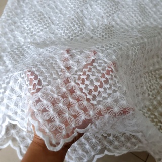 Vải ren thêu trắng