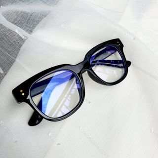 Kính cận gọng chữ V