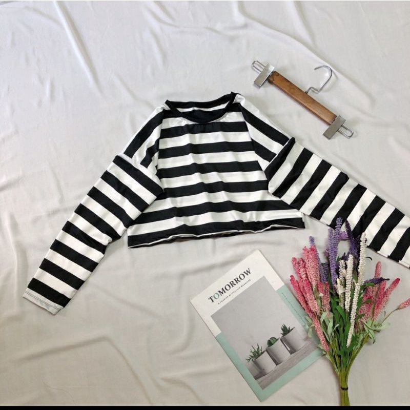 Áo croptop tay dài fom rộng kẻ sọc
