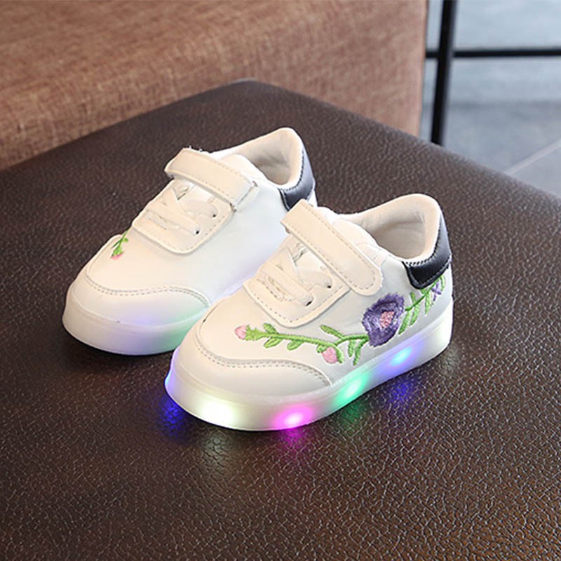 Giày phối họa tiết thêu có đèn led độc đáo cho các bé
