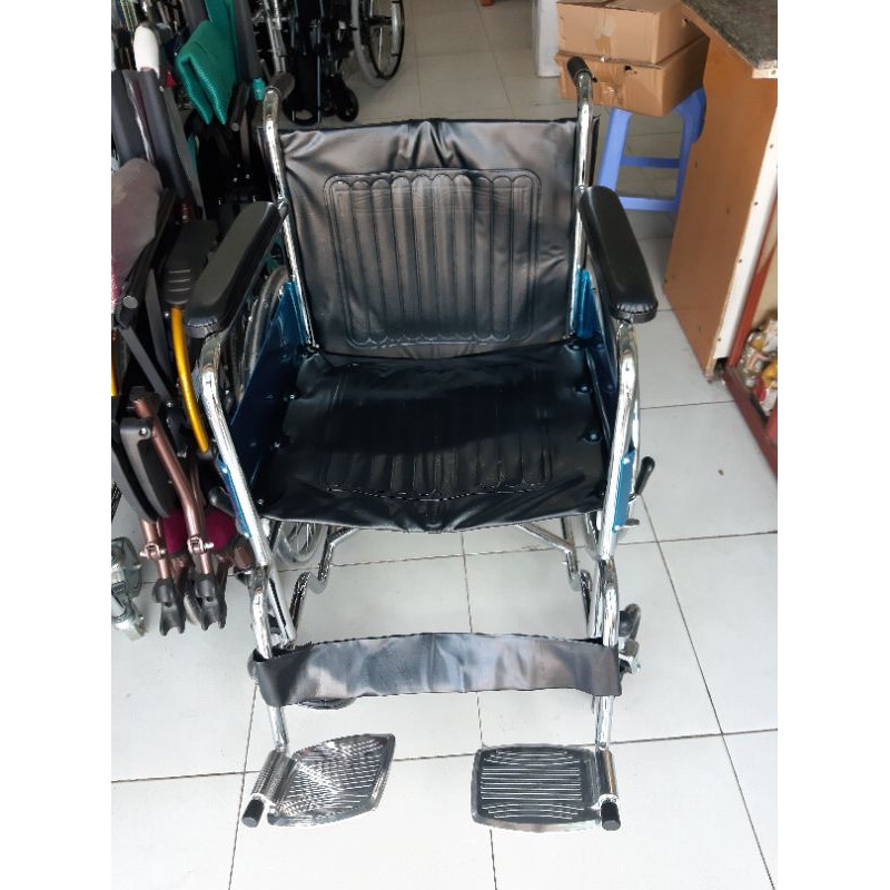 Xe lăn cho người cao tuổi